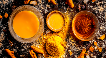 لو عايزة وشّك ينور فورًا… ماسك الكركم والعسل هيقلب بشرتك نضارة وصَفاء من أول استخدام!